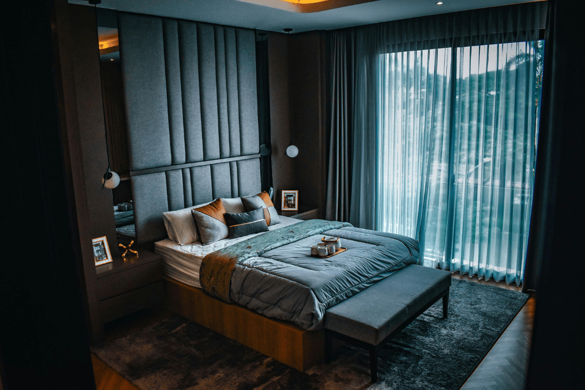 Ein Schlafzimmer mit natürlichen Putzen und Holz für gesundes Raumklima